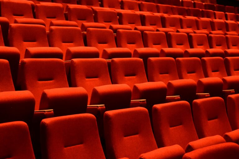 Theatersitzplätze in Rot